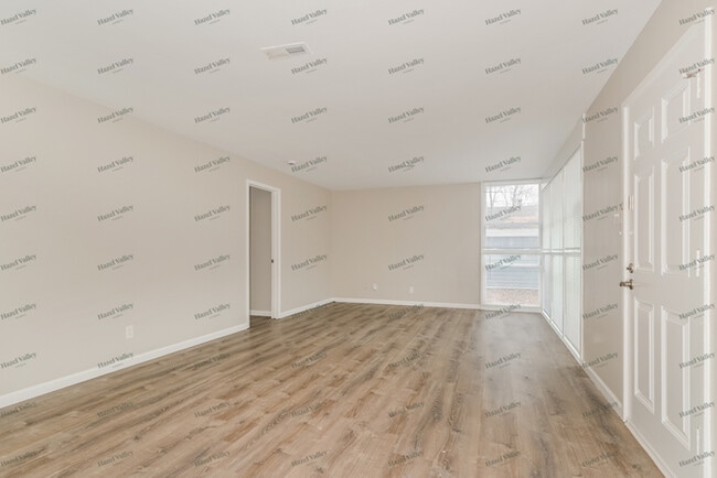 Building Photo - 6827 Woodhurst Dr