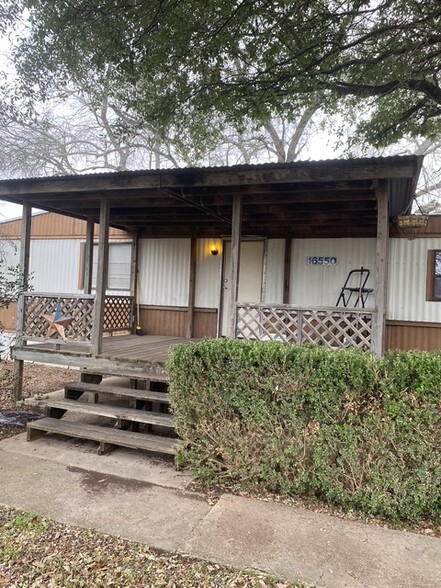 Front porch and door to house - 16550 County Road 282