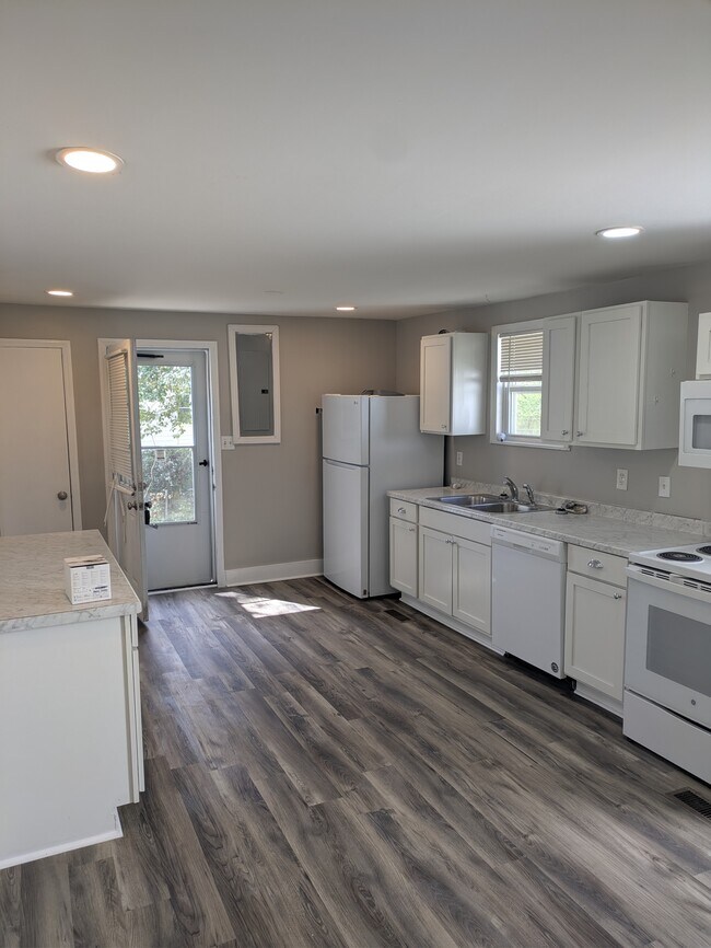 Building Photo - 806 N Woodland Dr