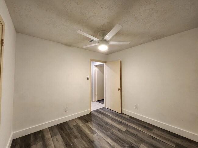Building Photo - 8327 Bird Run Dr