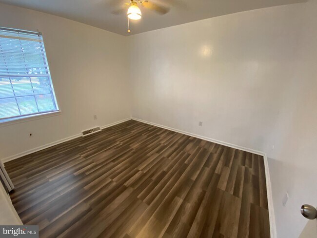 Building Photo - 566 Pleasant Dr