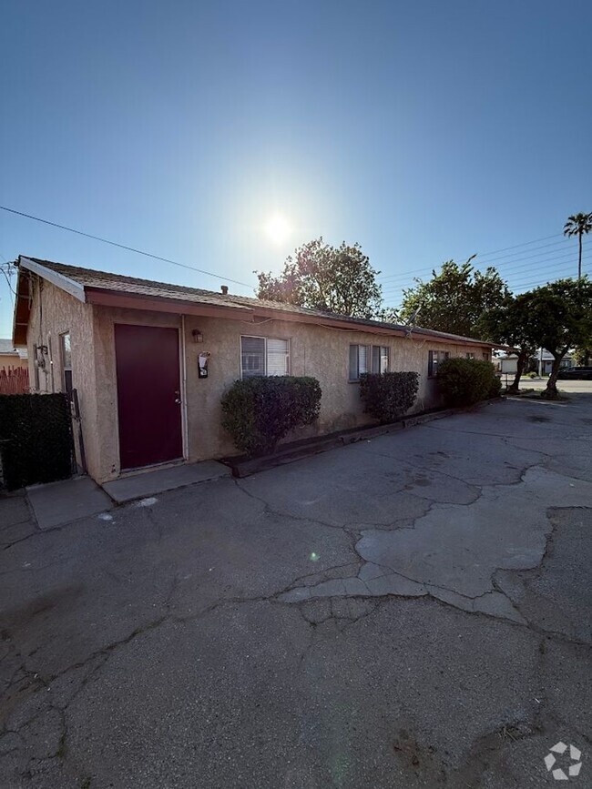 Building Photo - Remodeled 2 Bedroom, 1 Bathroom Unit (back...