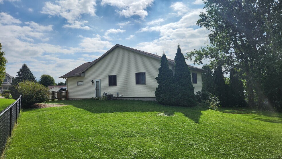 Building Photo - 727 Eagle Cir