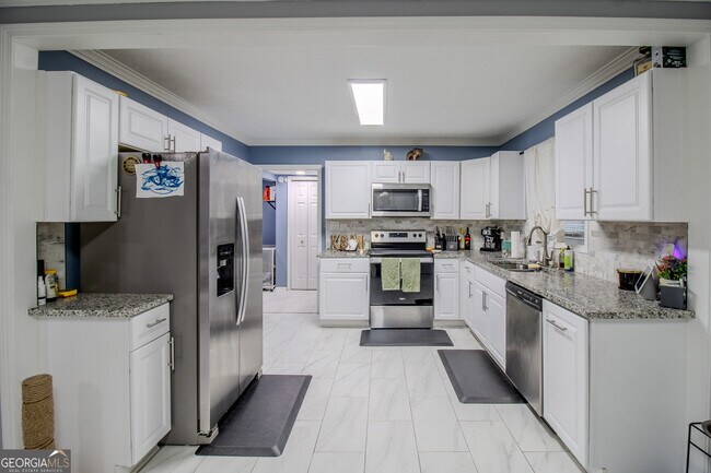 Building Photo - 579 Lynmore Ave