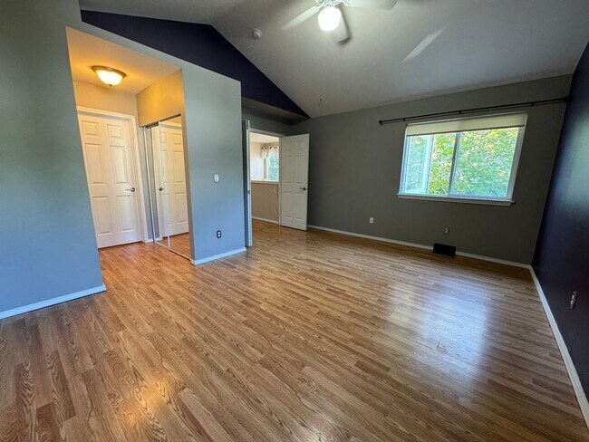 Building Photo - Beautiful 3 bedroom, 2.5 bathroom home in ...