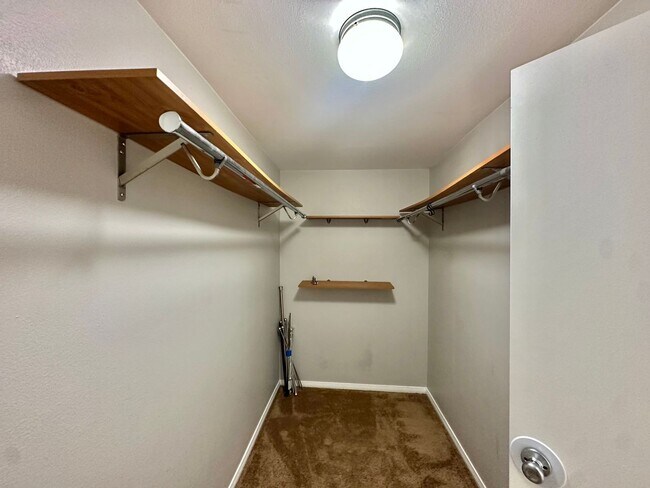 Building Photo - Luxury 2 Bed/2.5 Bath 2 Story Townhouse in...