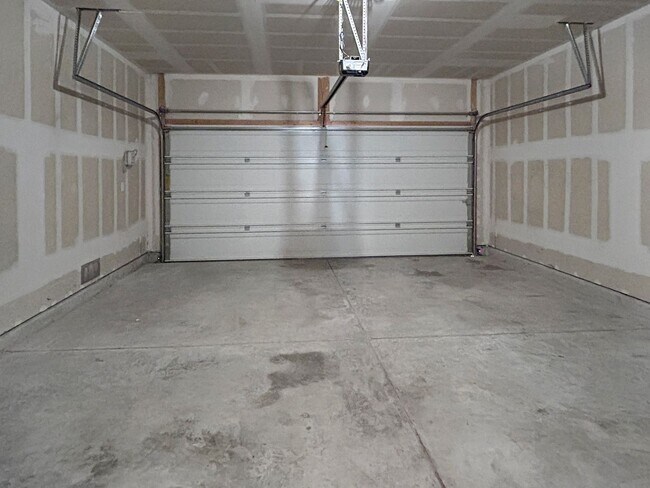 Building Photo - Open-Concept Converse Home with Loft + Covered Patio