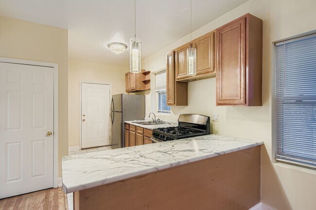 Building Photo - 6327 N Francisco Ave