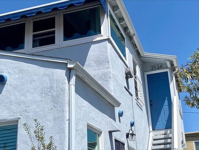 Building Photo - CHARMING NORTH PARKING ONE BEDROOM! LARGE ...