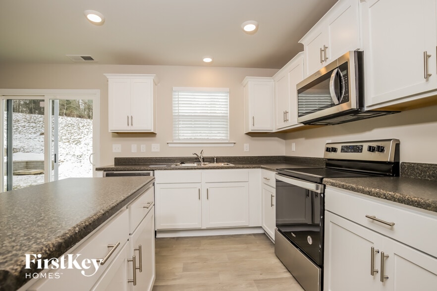 Building Photo - 2043 Longshadow St