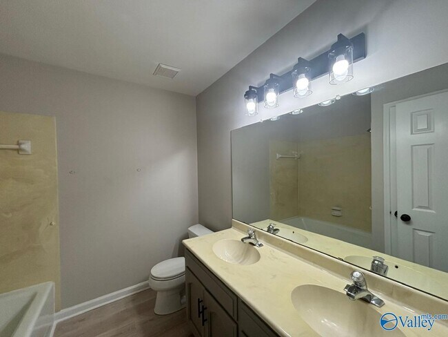 Building Photo - 1305 Hiwan Trail SE