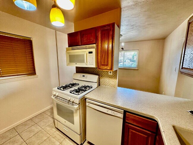 Building Photo - Charming 3 bed/2 bath house in the Heart of Thornton!