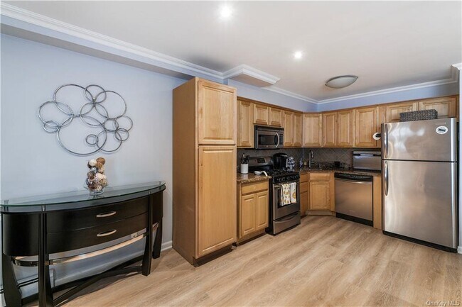 Building Photo - 828 Pelhamdale Ave
