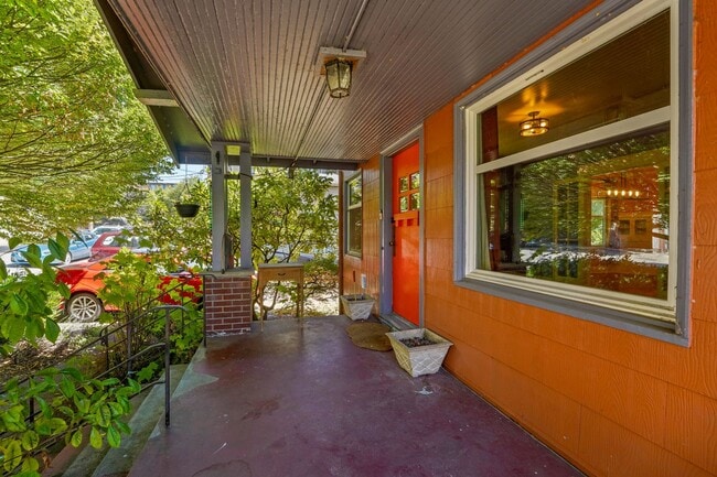 Building Photo - Vibrant Seattle Home-6 mo. lease available!