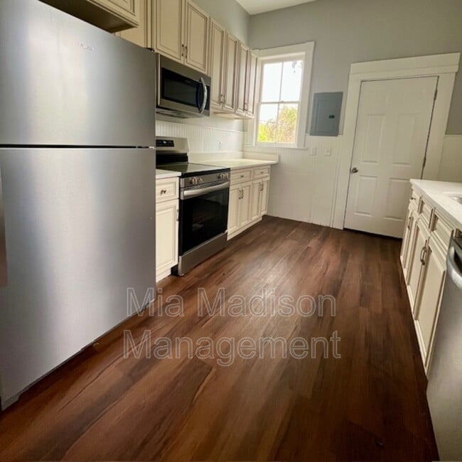 Building Photo - 123 E 40th St