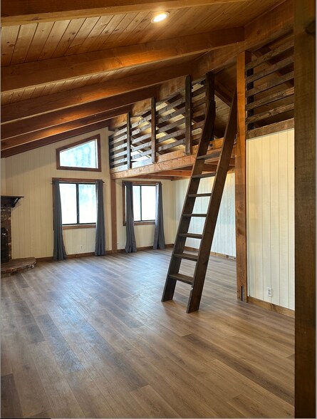 Building Photo - 472 Freear Dr