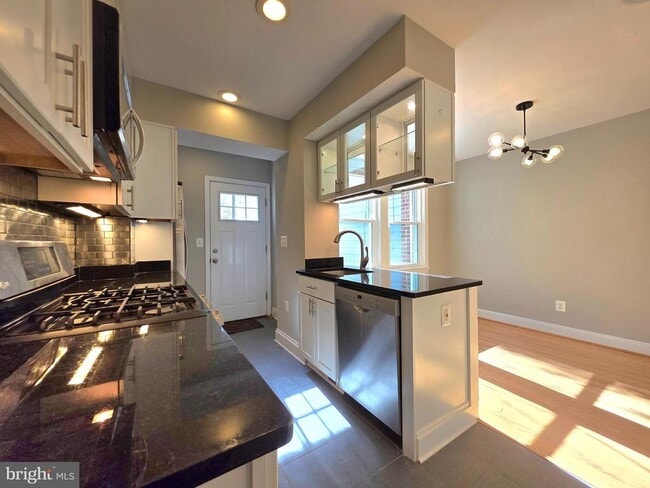 Building Photo - 527 E Nelson Ave