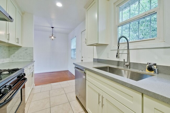 Building Photo - I Street