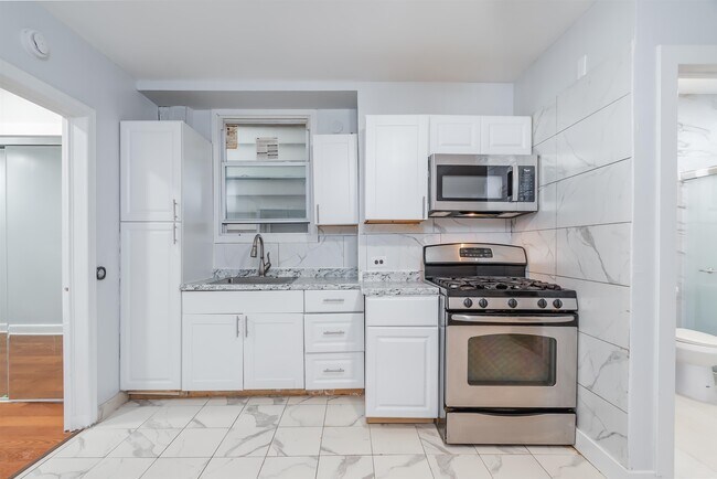 Building Photo - 25 W 10th St