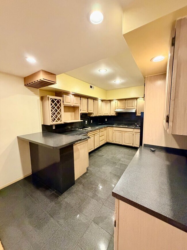 Building Photo - 3 bed 2.5 bath in Port Richmond with Garag...