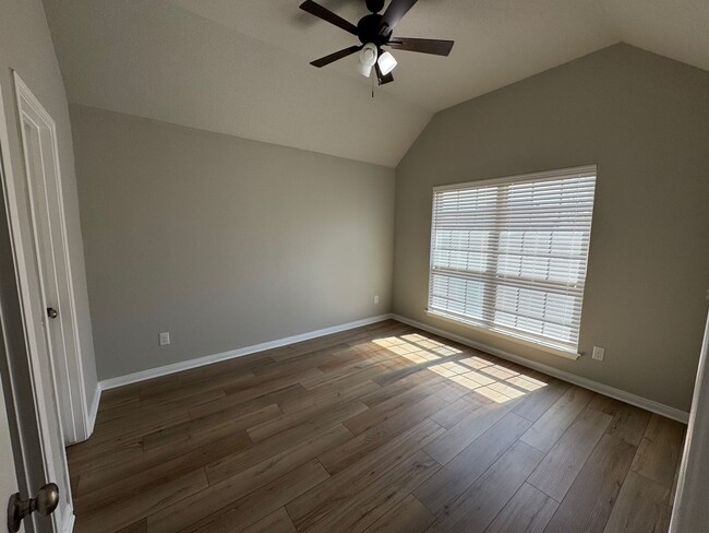 Building Photo - Beautiful Private Midway ISD Home