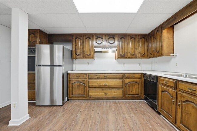 Building Photo - 1460 Hillcrest Dr