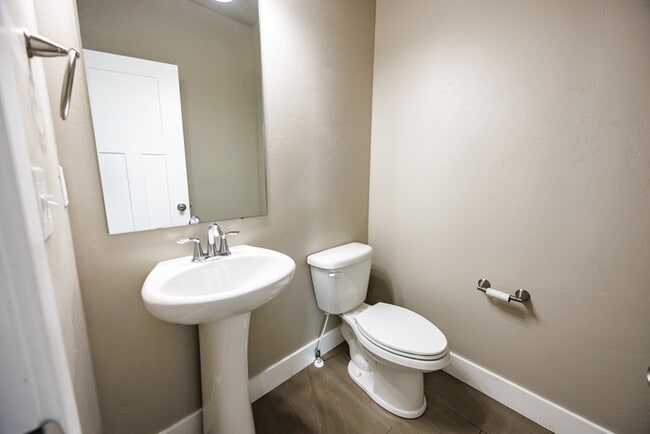 Building Photo - 972 S High Ridge Dr
