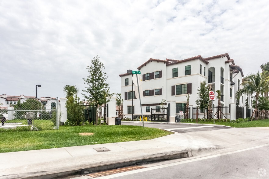 Building Photo - Casa Vera