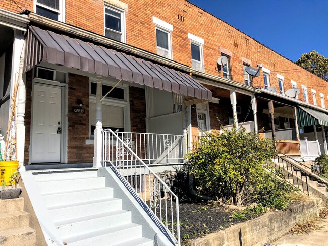 Building Photo - 2 bed 1 Bath - updates throughout, new app...