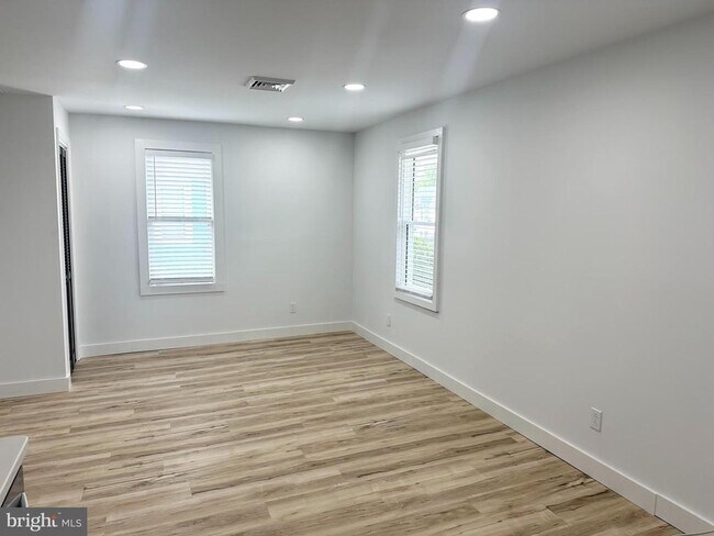 Building Photo - 517 Newton Ave