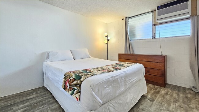Building Photo - 2211 Ala Wai Blvd