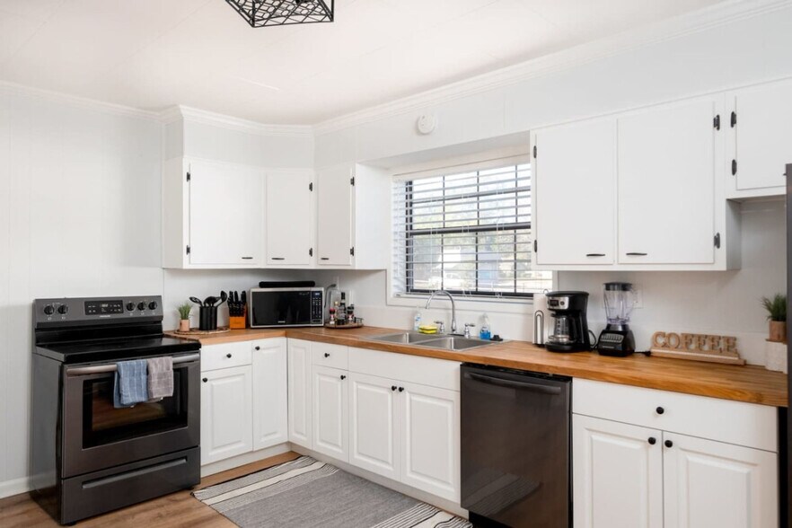 Building Photo - 18160 High Springs Main St