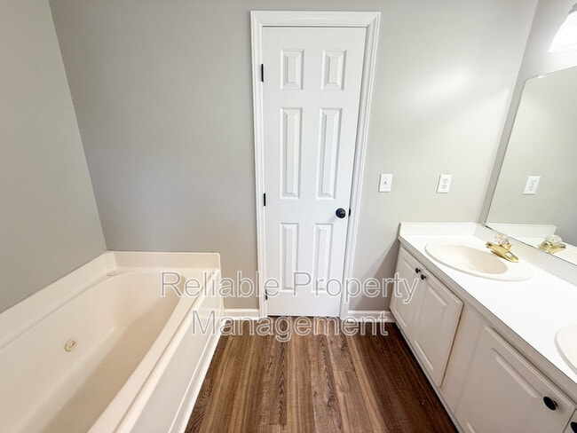 Building Photo - 805 Phillips Pointe Dr