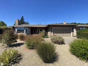Building Photo - 3bd/2ba Single-Level Home - Close to Downt...