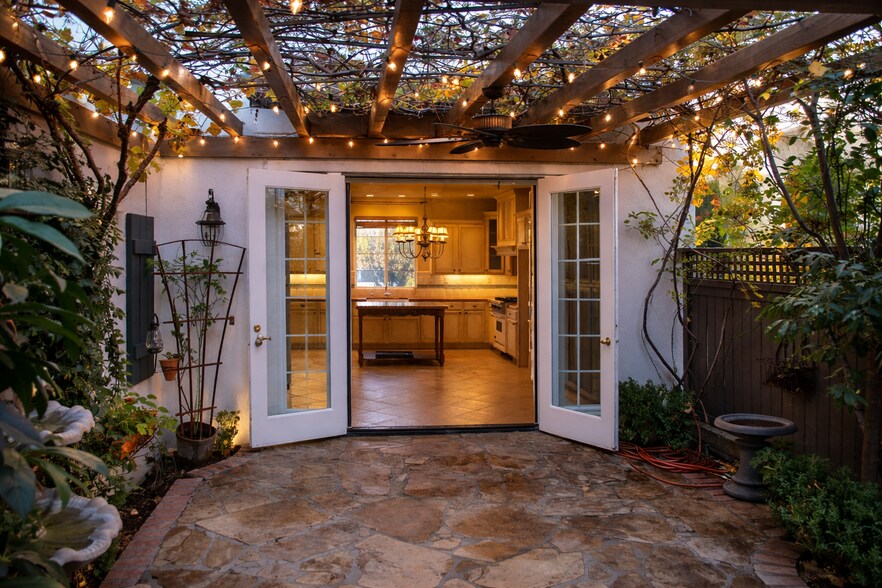 Building Photo - 27014 Carmelita Dr