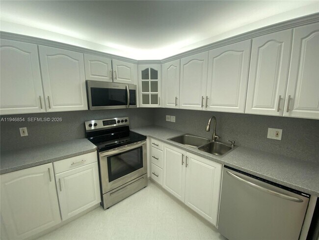 Building Photo - 400 Kings Point Dr