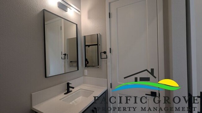 Building Photo - Stylish New Studio with Modern Finishes in Marina