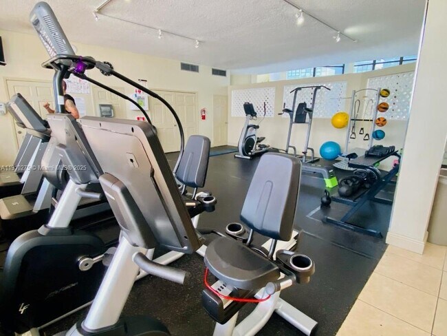 Building Photo - 800 Parkview Dr