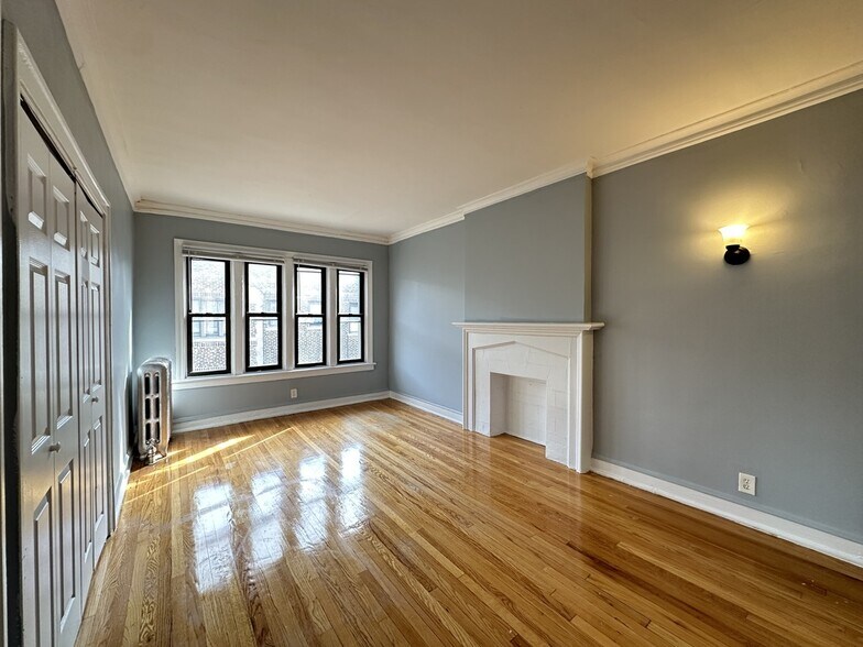 Building Photo - 1323 W Estes Ave