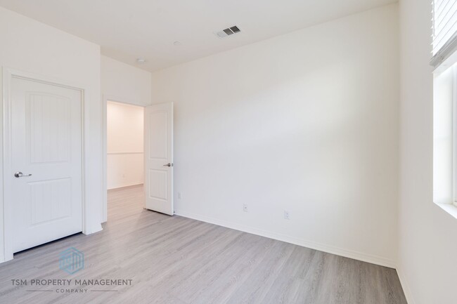 Building Photo - Beautifully 2019-Built 3 Beds 2.5 Baths 1,468 Sqft Home in Eastvale!