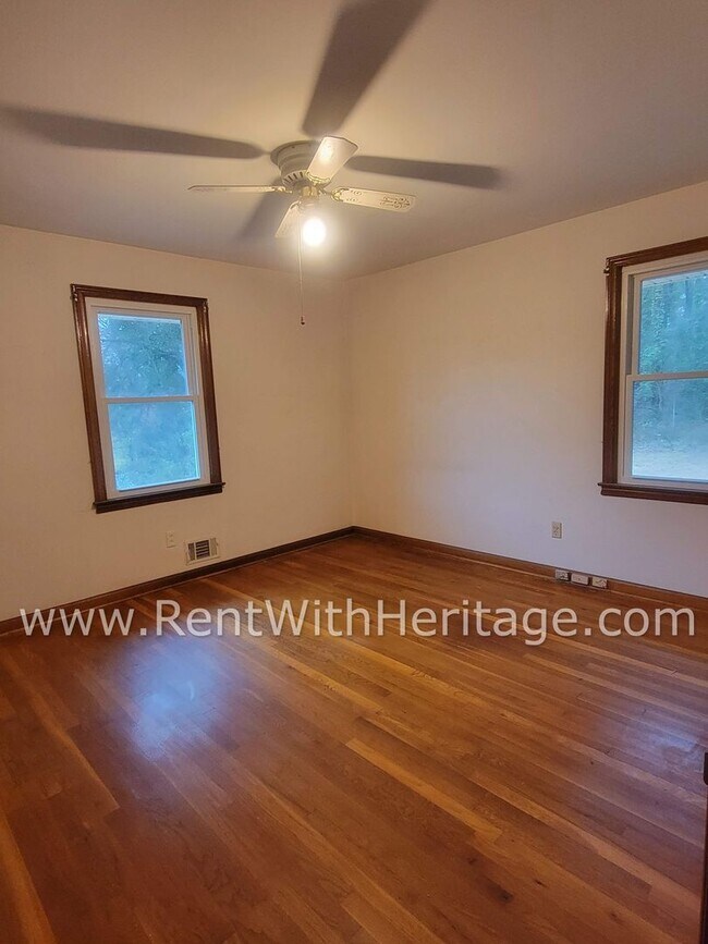 Building Photo - GRAMPA'S BUNGELOW - AWESOME BRICK RANCH WITH FULL UNFINISHED BASEMENT / GREAT LOCATION