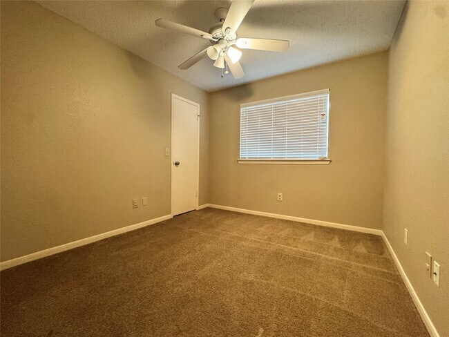 Building Photo - 11 Cottage Grove Pl