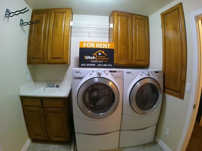 Building Photo - 5 bdrm 3bth Home 3 Car Garage Some utilities included