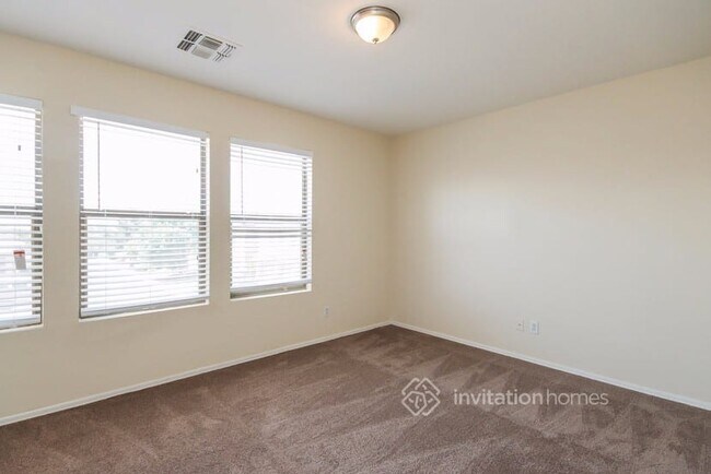 Building Photo - 2322 E Spruce Dr