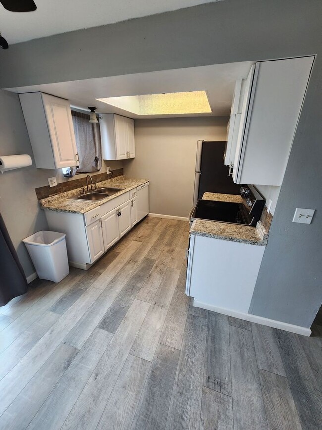 Building Photo - Welcome To This Beautifully Updated 2 Bed Townhome