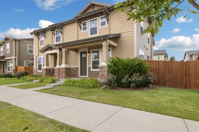 Building Photo - Outstanding Townhome W/ Large 3 Bed- 2.5 B...