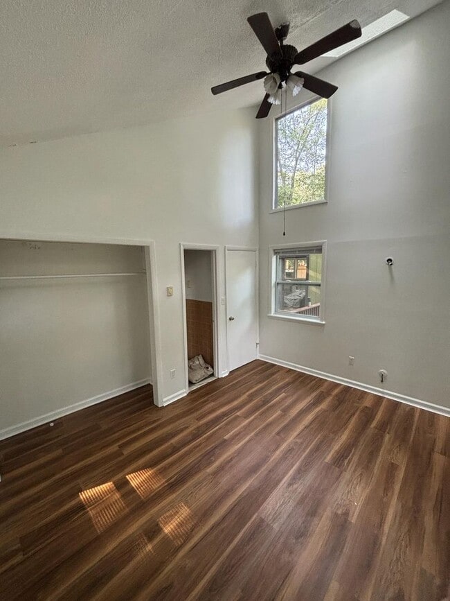 Building Photo - Beautifully remodeled 3 bedroom home in an...