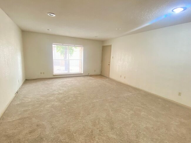 Building Photo - 4433 N Stanton St