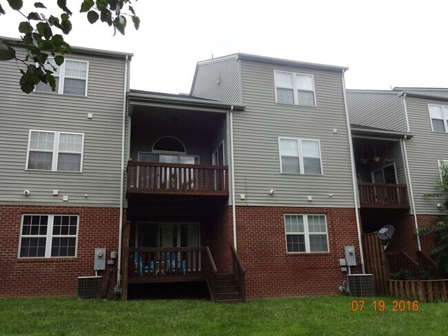 Building Photo - 4 bedroom 3 bath Townhouse