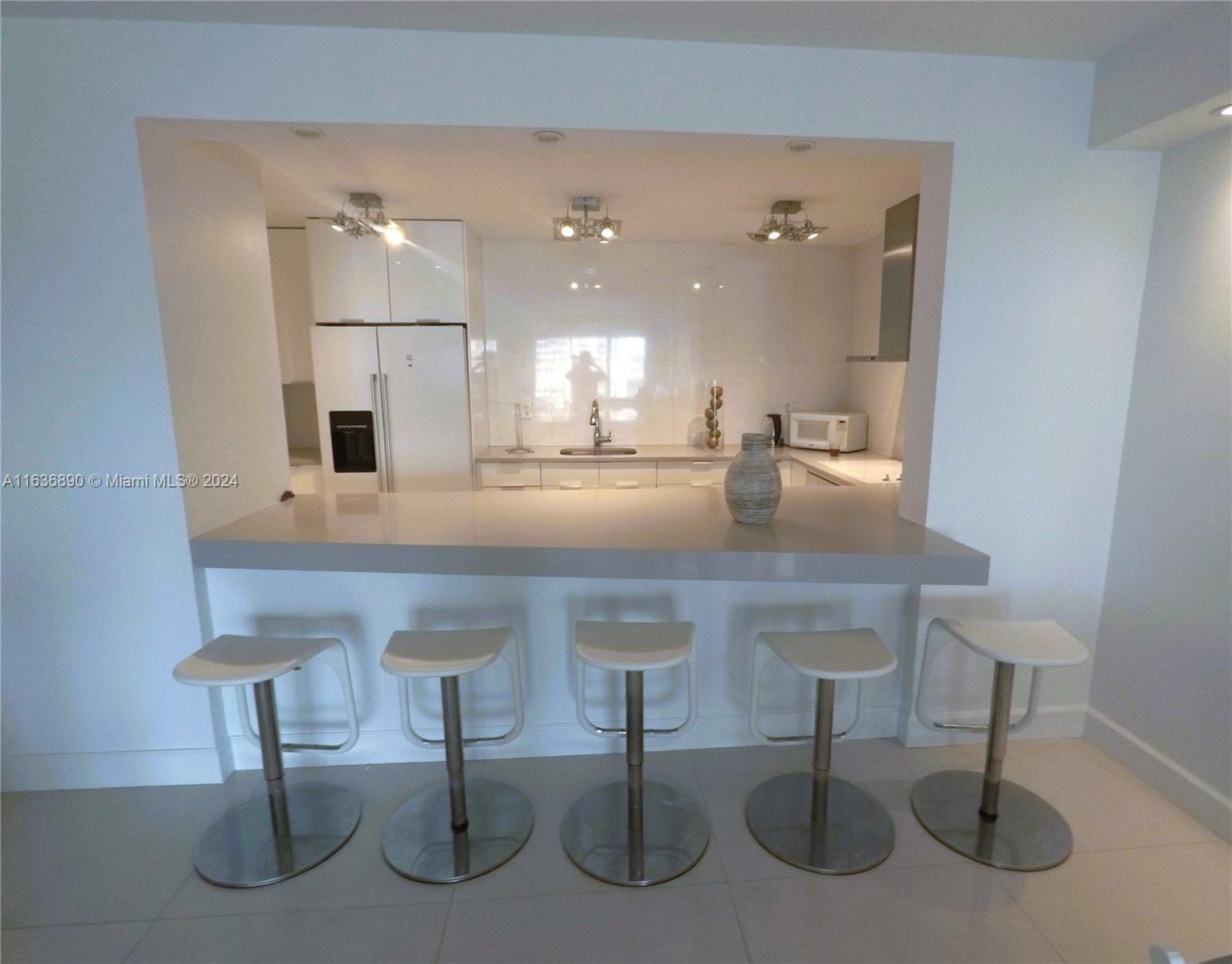 Open kitchen - 19390 Collins Ave